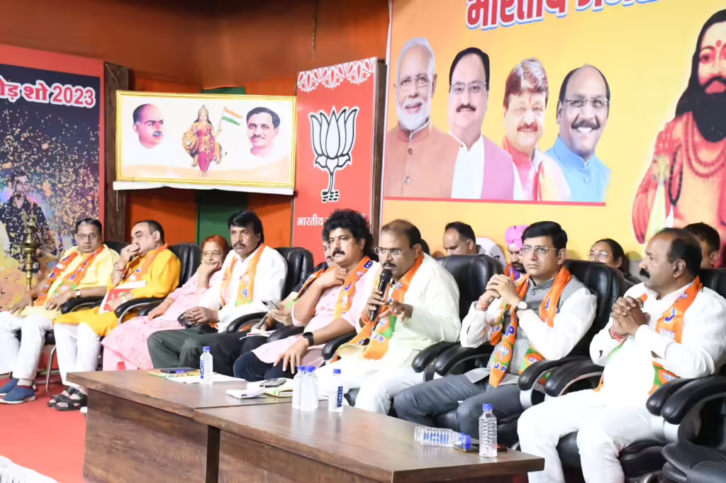 जावरा कंपाउंड स्थित भाजपा कार्यालय पर आजीवन सहयोग निधि को लेकर भारतीय जनता पार्टी इंदौर महानगर की कामकाजी बैठक संपन्