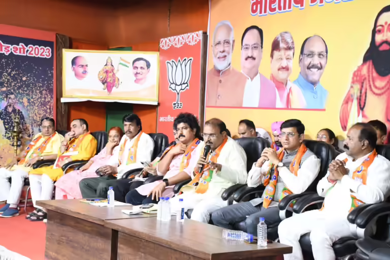 जावरा कंपाउंड स्थित भाजपा कार्यालय पर आजीवन सहयोग निधि को लेकर भारतीय जनता पार्टी इंदौर महानगर की कामकाजी बैठक संपन्
