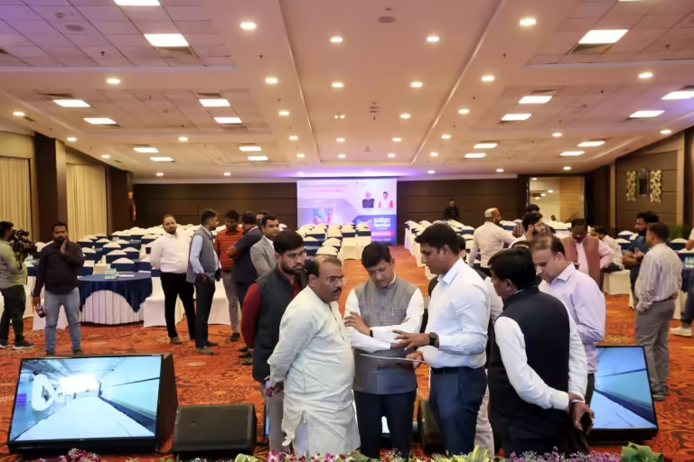 महापौर एवं नगर अध्यक्ष द्वारा ब्रिलियंट क्नेवेक्शन सेंटर में मुख्यमंत्री के आगमन के पूर्व तैयारियों का किया अवलोकन