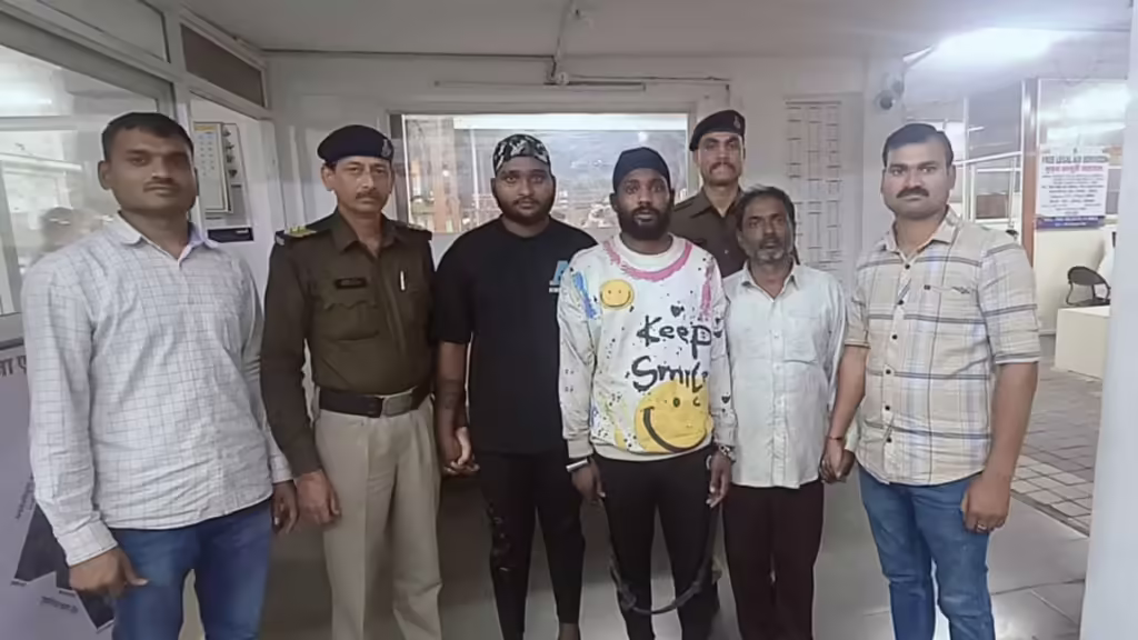 450 स्थानों पर खंगाले कैमरे, तब पता चला गहने चुराने वाले फ्लाइट से दिल्ली भागे हैं