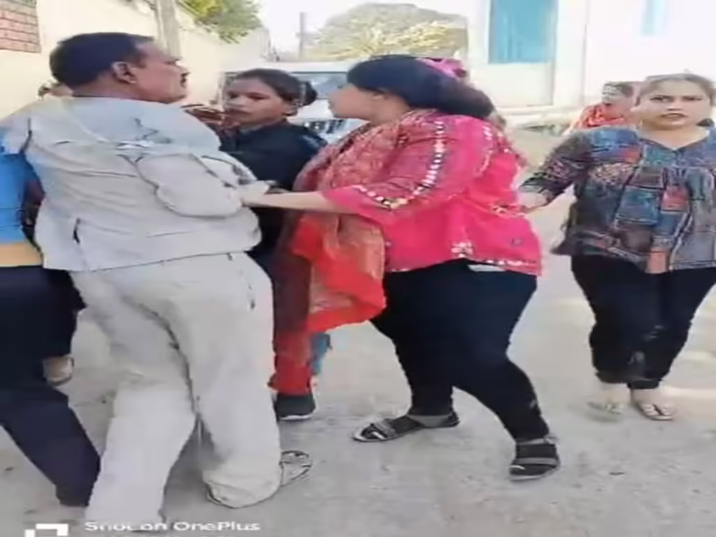 पूर्व सरपंच को महिला बाउंसरों ने पीटा:गाड़ी में बैठाकर थाने के बाहर छोड़ा; वीडियो सामने आने के बाद केस दर्ज