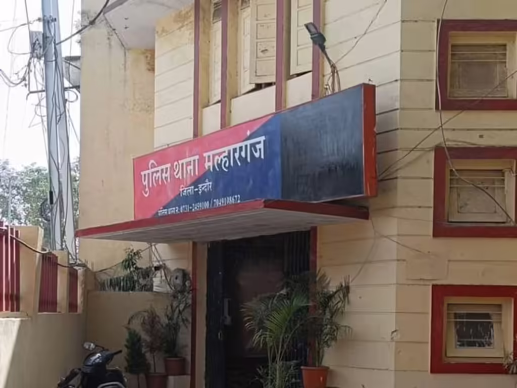 इंदौर में बिजली कर्मचारियों पर हमला:बिल बकाया होने पर लाइन काटने पहुंचे तो उपभोक्ता ने बरसाई ईंटें, पुलिस ने दर्ज किया केस