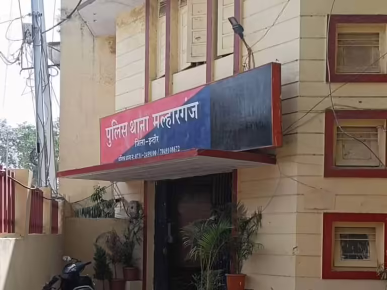 इंदौर में बिजली कर्मचारियों पर हमला:बिल बकाया होने पर लाइन काटने पहुंचे तो उपभोक्ता ने बरसाई ईंटें, पुलिस ने दर्ज किया केस