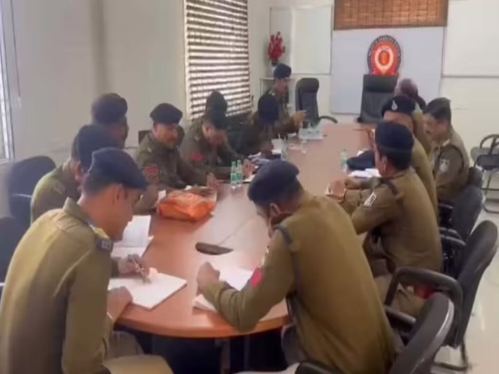 इंदौर में कानून की परीक्षा में TI सहित पुलिसकर्मी पास:पुलिस कमिश्नर को नहीं बता पाए थे धाराएं; सभी को 60 से 80 प्रतिशत मार्क्स मिले