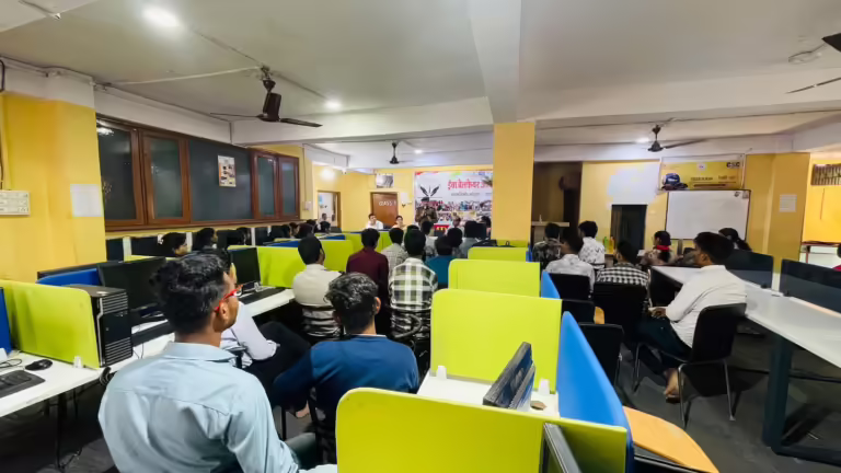 EVA वेलफेयर ऑर्गनाइजेशन द्वारा JMD इंस्टीट्यूट में आयोजित कार्यक्रम में भी लगी इंदौर पुलिस की सायबर पाठशाला।