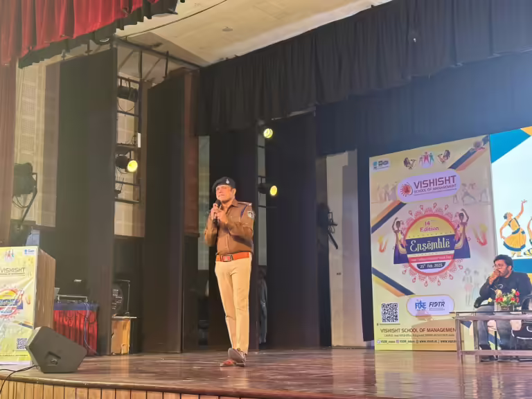 Vishisht School of Management के स्टूडेंट्स ने इंदौर पुलिस की क्लास में सीखे, अपनी डिजिटल लाइफ को सुरक्षित रूप से मैनेज करने के गुर।