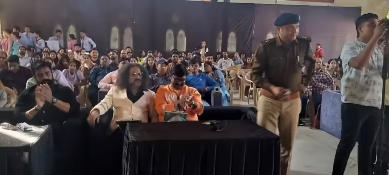 बच्चों के फैशन शो में भी लगी इंदौर पुलिस की सायबर जागरूकता की कार्यशाला।