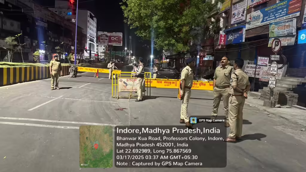 रंगपंचमी व आगामी त्योहारों को ध्यान में रखते हुए, इंदौर पुलिस कमिश्नरेट की सरप्राइज कॉम्बिंग गश्त मे गुंडे, बदमाशों एवं असमाजिक तत्वों के विरुद्ध, की गई प्रभावी कार्यवाही