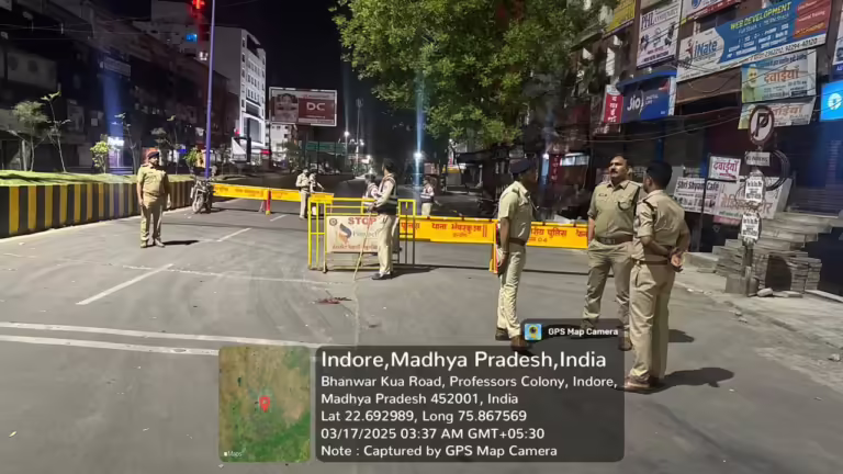 रंगपंचमी व आगामी त्योहारों को ध्यान में रखते हुए, इंदौर पुलिस कमिश्नरेट की सरप्राइज कॉम्बिंग गश्त मे गुंडे, बदमाशों एवं असमाजिक तत्वों के विरुद्ध, की गई प्रभावी कार्यवाही