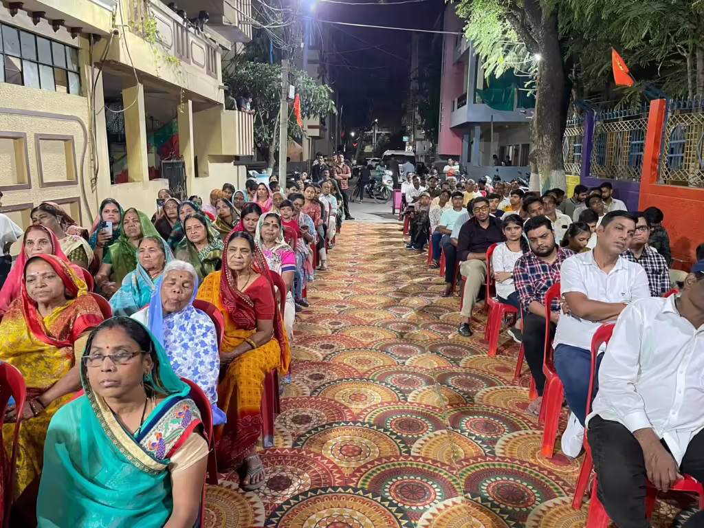 स्प्रेडिंग्स स्माइल्स के सदस्यों ने इंदौर पुलिस की क्लास में सीखे, अपनी डिजिटल लाइफ को सुरक्षित रखने के तरीके।