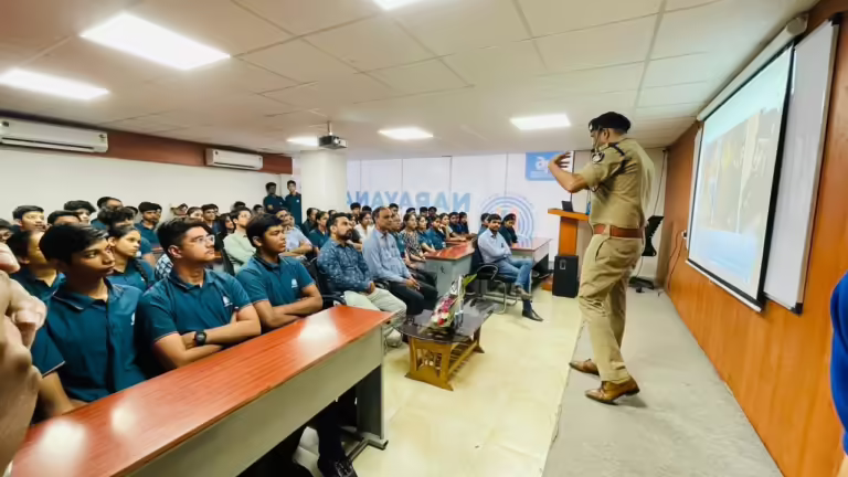 Narayana coaching के स्टूडेंट्स ने परीक्षाओं की तैयारी के साथ ही इंदौर पुलिस की  साइबर पाठशाला में सीखीं, विभिन्न साइबर फ्रॉड व इनसे बचने की बारीकियां।