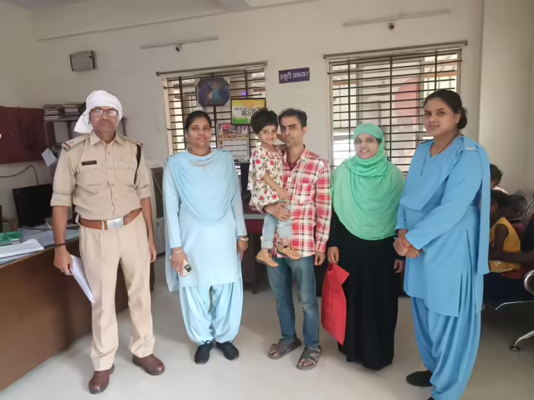 छत्रीपुरा पुलिस ने त्वरित कार्यवाही करते  6 वर्षीय गुमशुदा बालिका को मात्र आधे घंटे में उसके परिजनों से मिलवाया