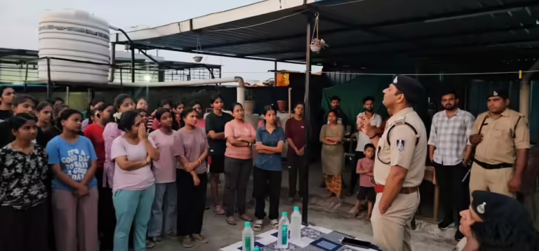 इन्दौर शहर के सबसे बडे शैक्षणिक हब भँवरकुआं स्थित डिवाइन गर्ल्स हॉस्टल में आयोजित की साईबर सुरक्षा पाठशाला