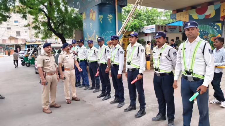 बंगाली चौराहा पर जिम्मेदार नागरिकों ने यातायात जागरूकता व संचालन में सहयोग दिया।