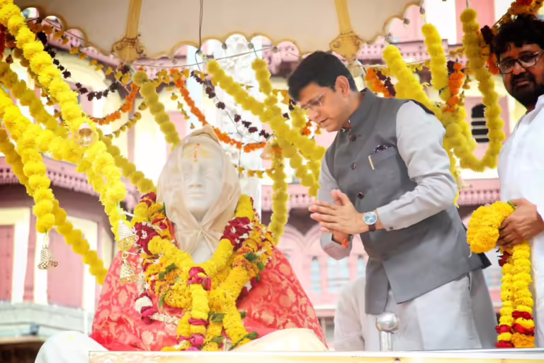महापौर द्वारा लोकमाता देवी अहिल्याबाई होल्कर जी की प्रतिमा पर माल्यार्पण