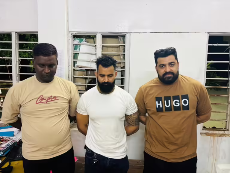 पत्रकारों को पिस्टल दिखाने वाले 3 बाउंसरों का सिर गंजा कर पुलिस ने जुलूस निकाला, देखें वीडियो