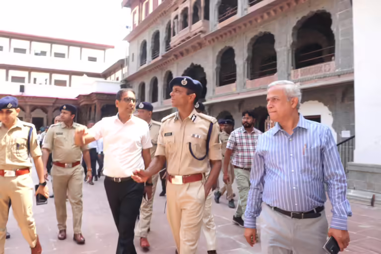 इंदौर के ऐतिहासिक राजवाड़ा में 20 मई को होने वाली मंत्रिमंडल की महत्वपूर्ण बैठक की तैयारियाँ अंतिम चरण में।कलेक्टर श्री आशीष सिंह ने व्यवस्थाओं से जुड़े अधिकारियों की ली बैठक।