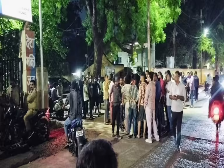 इंदौर के सदर बाजार क्षेत्र में चाकूबाजी:दो युवकों पर रंजिश के चलते किया हमला; थाने पहुंची भीड़ को अफसरों ने दी समझाइश