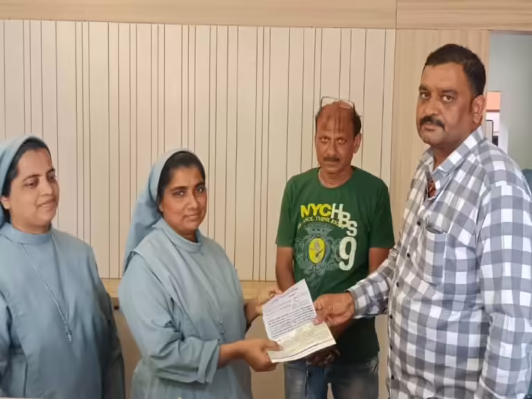 इंदौर के स्कूल ने काटे 15 हरे भरे पेड़:नगर निगम ने हाथों हाथ वसूला डेढ़ लाख रुपए का फाइन