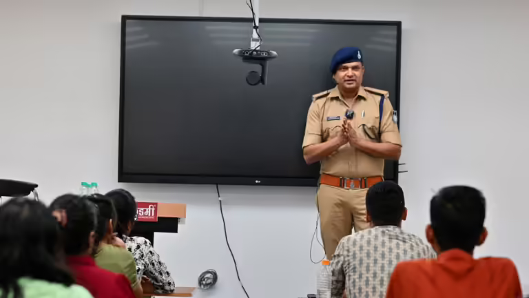 {◆} इंदौर पुलिस के साइबर  जागरूकता महाअभियान ने छुआ एक और पायदान।