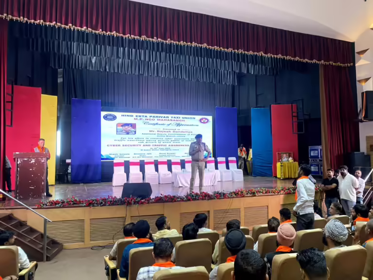 ★ जिस प्रकार नियमों का पालन व सावधानी से गाड़ी चलाने से हो सकती है दुर्घटना से रक्षा…, उसी प्रकार जागरूक और सतर्क रहकर कर सकते है, डिजिटल लाइफ की सुरक्षा ।