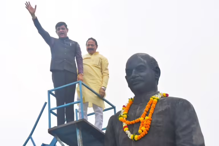 डॉ. श्यामा प्रसाद मुखर्जी जी कि पुण्यतिथि पर महापौर द्वारा प्रतिमा पर माल्यार्पण