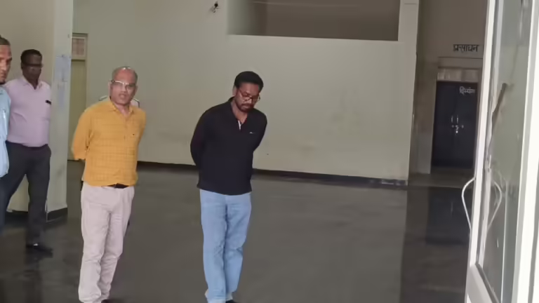अपर मुख्य निर्वाचन पदाधिकारी श्री राजेश कौल ने ईवीएम वेयर हाउस का किया निरीक्षण।