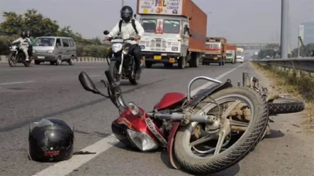 बाइक फिसलने से गिरे पति-पत्नी, पीछे से आ रही तेज रफ्तार गाड़ी की चपेट में आ गई पत्नी