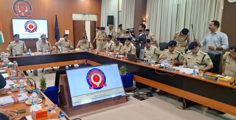 इंदौर पुलिस कंट्रोल रूम पहुंचे डीजीपी:कहा- थानों में सालों से जमें पुलिसकर्मियों को इधर से उधर किया; लव जिहाद की घटनाओं पर पूरी नजर