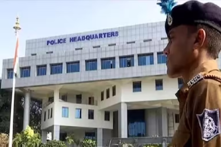 एक ही थाने में जमे पुलिसकर्मियों पर गिरी गाज, 16 जून तक अनिवार्य तबादले के आदेशवर्षों से जमे जमाए अफसरों की अब खैर नहीं