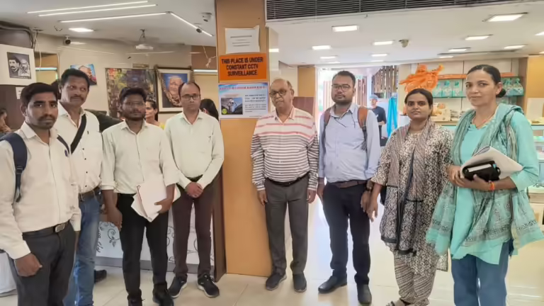 बाल श्रमिक रखना दण्डनीय अपराध है ।
