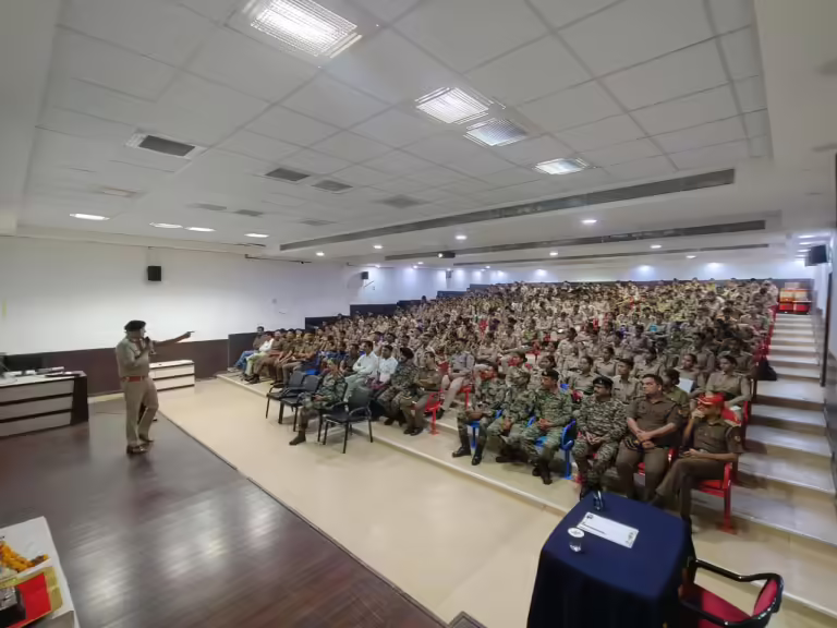 इंदौर पुलिस की साइबर पाठशाला में NCC कैडेट्स ने लिया ये संकल्प कि, साइबर अपराधों से बचने के लिए रहेंगे सतर्क तथा औरों को भी करेंगे जागरूक ।