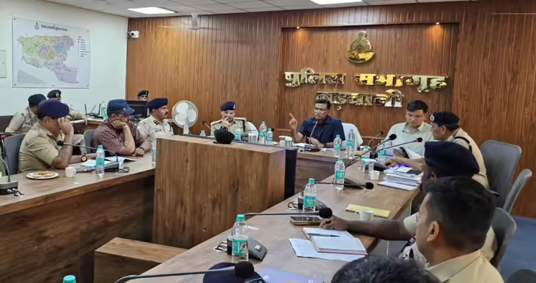 माननीय राष्ट्रपति महोदया के प्रस्तावित दौरे को लेकर आईजी इंदौर जोन ने की पुलिस अधिकारियों के साथ बैठक