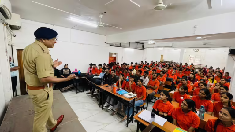 Medisquad coaching class के स्टूडेंट्स ने प्रतियोगिता परीक्षाओं की तैयारी के साथ ही इंदौर पुलिस की सायबर पाठशाला में सीखीं, विभिन्न सायबर फ्रॉड व इनसे बचने की बारीकियां।
