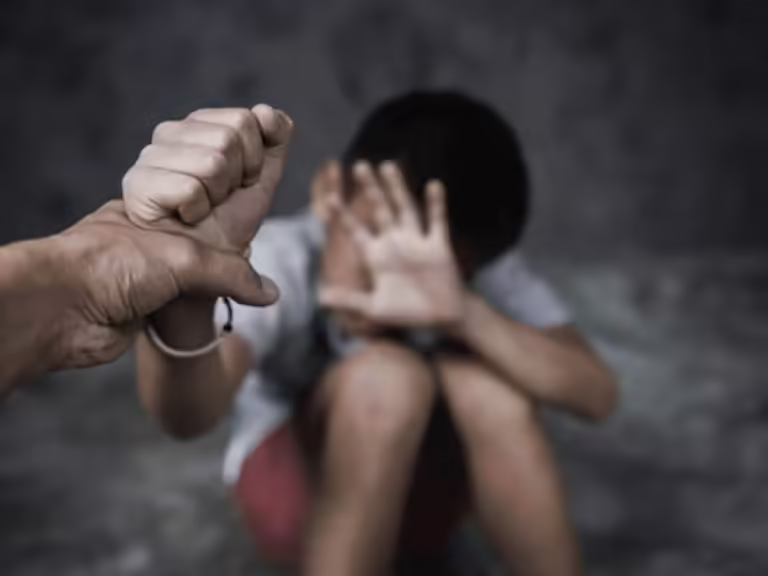 पुलिस से बचने के लिए तस्कर कर रहे हैं नाबालिग और महिलाओं का उपयोग