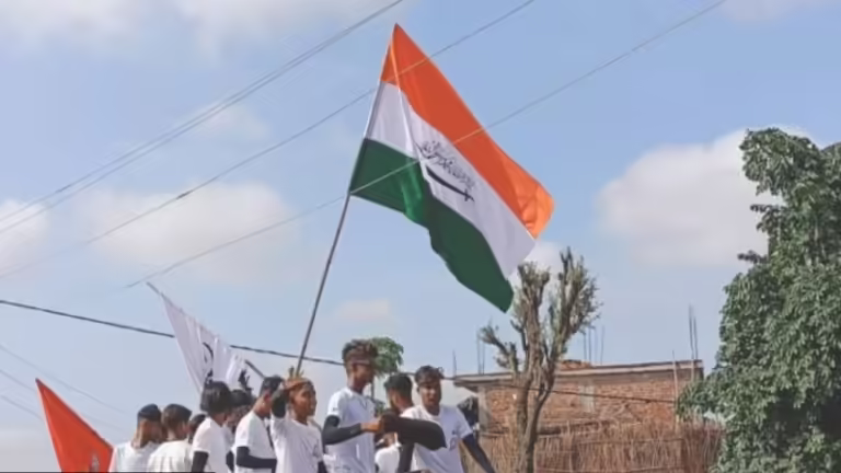 भारत ध्वज से खिलवाड़ : राजवाड़ा पर खुलेआम फहराया भारत का झंडा, अशोक चक्र की जगह लिखा था या हुसैन
