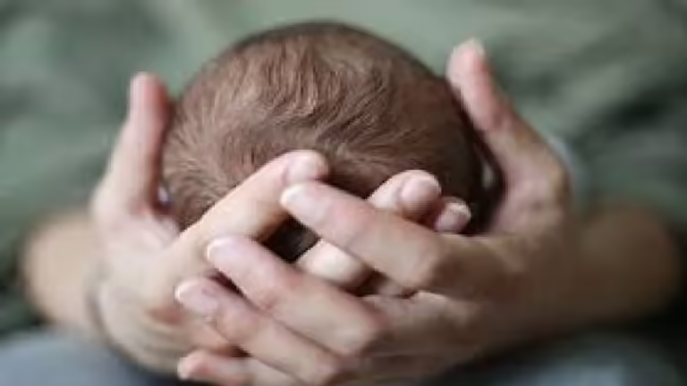 अस्पताल का बिल भरने को घर वालों मे बेचे गहने, गिरवी रखे खेत…ICU में मृत बच्चे का इलाज करते रहे डॉक्टर