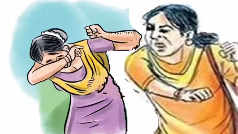 कोर्ट रूम में महिला पक्षकार और एक महिला आरक्षक के बीच जमकर हाथापाई, जज ने देखा तो दंग रह गए