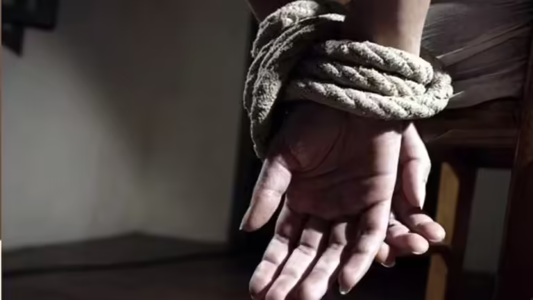 सफाईकर्मी ने वेतन मांगा तो होटल संचालिका और मैनेजर ने बंधक बनाकर पीटा