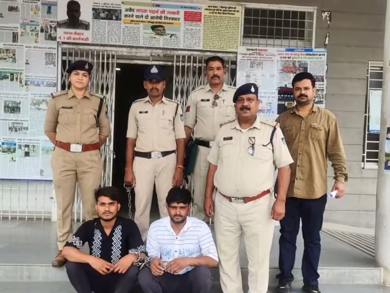 पीथमपुर में सूने मकान से जेवर चुराने वाले चोर गिरफ्तार:पुलिस ने मनमानी कॉलोनी की चोरी का किया खुलासा, स्कूटी और सामान बरामद