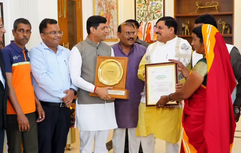 महापौर पुष्यमित्र भार्गव ने निगम की टीम के साथ मुख्यमंत्री डॉ. मोहन यादव को दी शुभकामनाएँ, स्वच्छता सर्वेक्षण ट्रॉफी की समर्पित