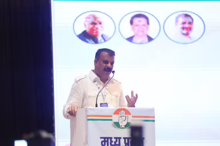 भारत की अर्थव्यवस्था दो चार उद्योगपतियों के हाथ में, हर वर्ग परेशान-राहुल गांधी
