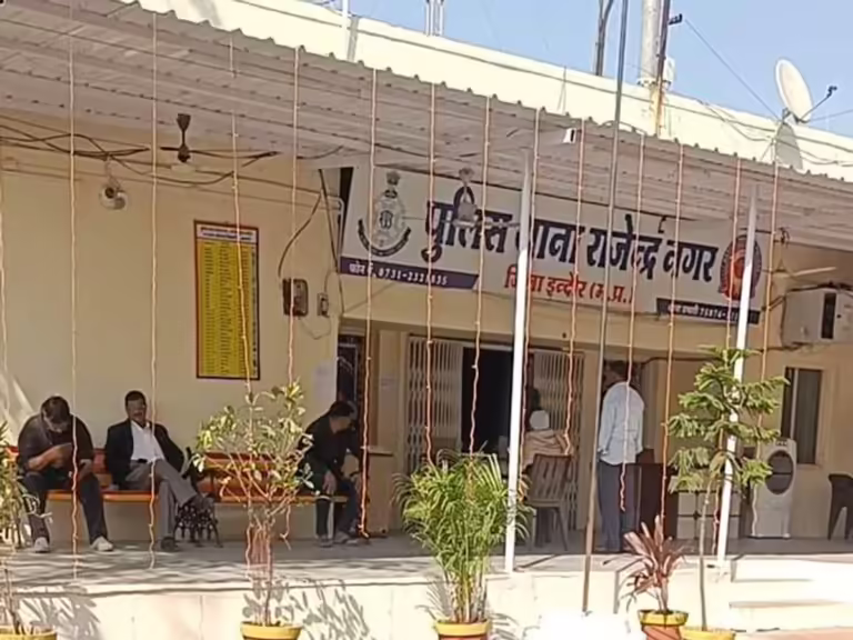 इंदौर में बाइक सवारों ने मां-बेटी को छेड़ा:गाड़ी से गिराने की कोशिश की, 3 दिन बाद मामले में FIR दर्ज