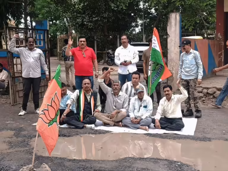 इंदौर में कांग्रेसियों ने गड्ढों में बैठकर भजन गाए:कार्यकर्ता बोले- स्वच्छता में इंदौर नंबर वन,गड्ढों में जीरो; खाना पूर्ति के लिए पेचवर्क करते