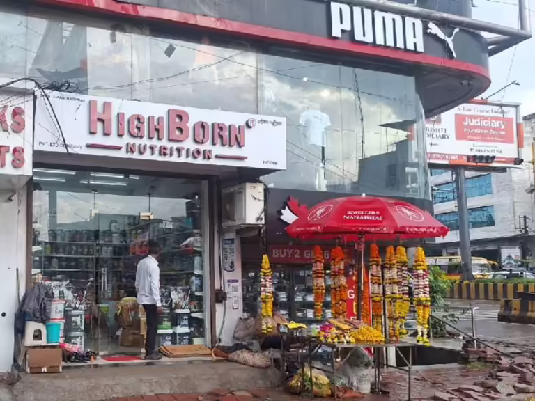 बिना खाद्य लाइसेंस संचालित प्रतिष्ठान सील, प्रोटीन उत्पादों के नमूने लिए गए.