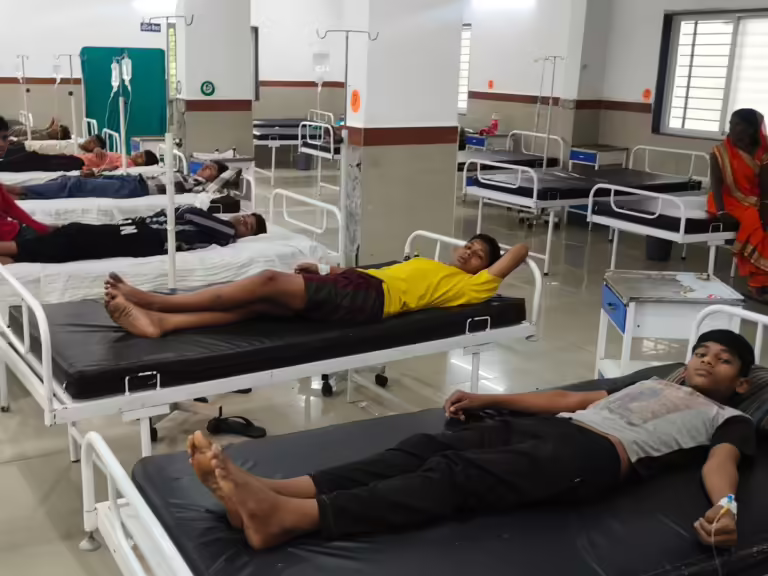 महू में एसटी हॉस्टल के 20 विद्यार्थियों की बिगड़ी तबीयत, 8 की हालत गंभीर, जानें क्या है कारण