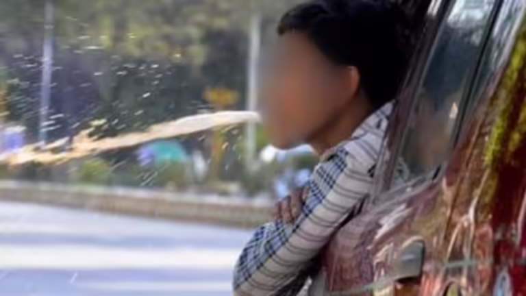 इंदौर में बस ड्राइवर और कंडक्टर को सड़क पर थूकना पड़ा भारी, MIC सदस्य ने बनवाया चालान