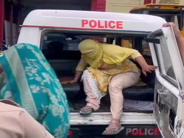 इंदौर में हिंदूवादियों ने सेक्स रैकेट पकड़ा:वर्ग विशेष की महिला, युवक चला रहे थे रैकेट; कमीशन पर हिंदू महिलाओं को बुलाते थे
