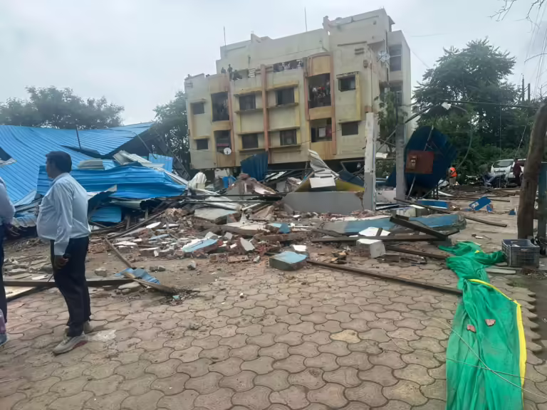 खजराना के रहमत अली पटेल के अवैध कब्जो पर हुई कार्यवाही , कलेक्टर आशीष सिंह ने खजराना के मामले में वायरल वीडियो की थी पड़ताल