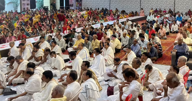 व्यक्ति की पहचान कपड़ों और गहनों से नही, उसकेचरित्र और गुणों से करें- प.पू. विश्वरत्न सागर म.सा.नरसिंह वाटिका में चल रहे चातुर्मासिक अनुष्ठान की धर्मसभा में आज गुणानुवाद सभा, कल महामांगलिक